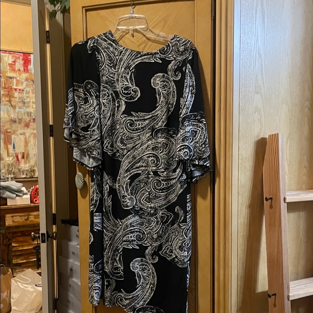 Established 1946 black and white lines dress size xs